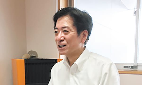 官 宏 校長先生がお話ししている写真