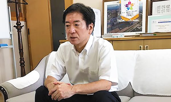 官 宏 校長先生がお話ししている写真
