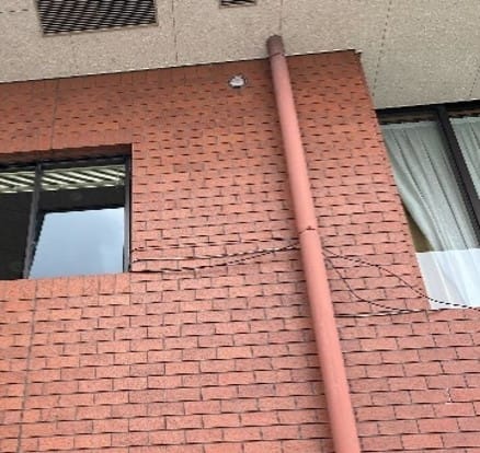 建物の外壁に沿って配線されたLANケーブル