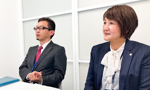 井上様と有吉様が並んでお話ししている写真