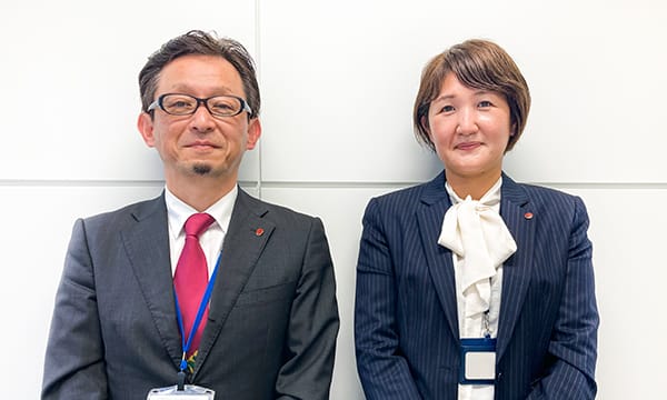 井上様と有吉様が笑顔で正面を向いて並んでいる写真