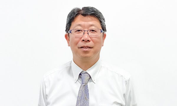 柴田 教頭先生の正面で微笑んでいる写真